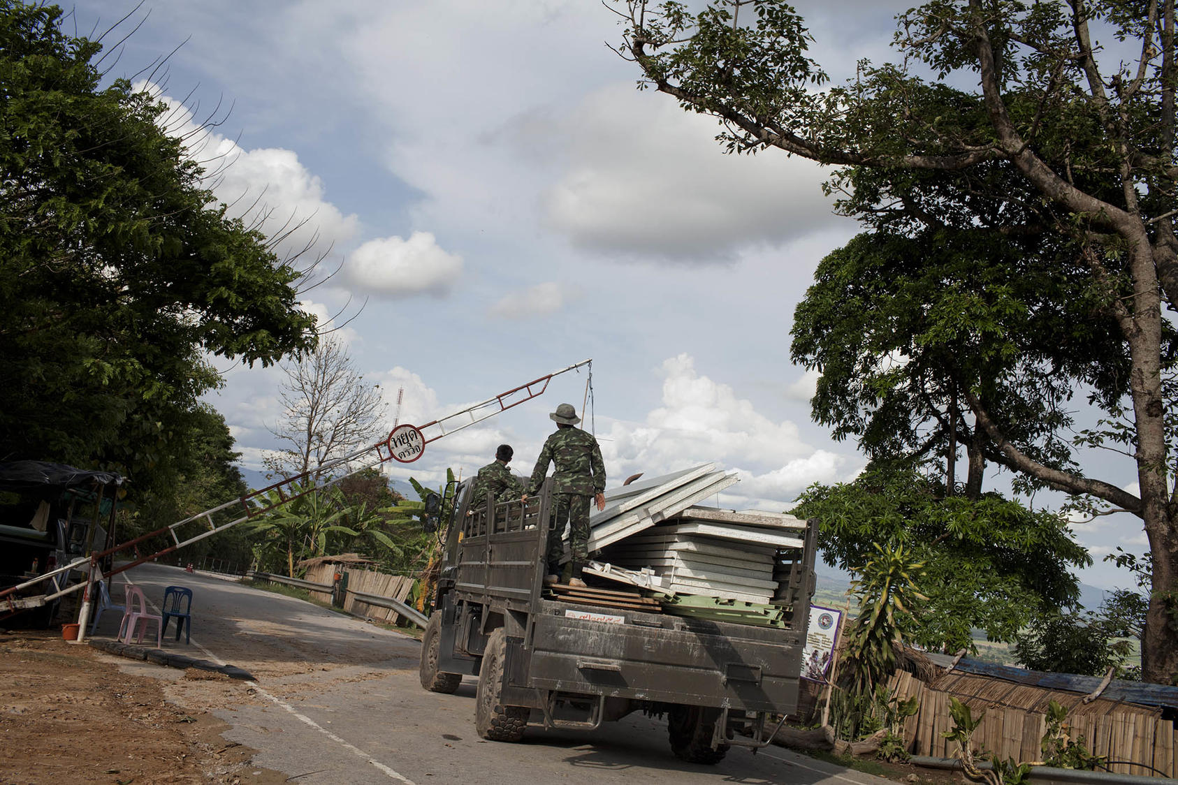 Một trạm kiểm soát quân sự dọc biên giới với Myanmar, ở Mae Sai, Thái Lan, ngày 9/5/2012. (Giulio Di Sturco/International Herald Tribune)